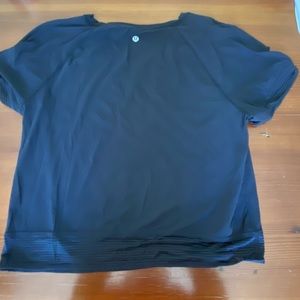 CROPPED LULULEMON WORKOUT TOP